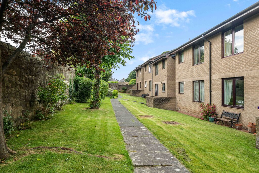 7/4 Wardiefield, Edinburgh, EH5 1RX